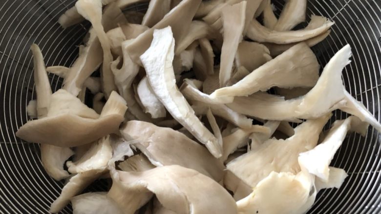 不可思议的菜:脆炸平菇,掰开成一片片的