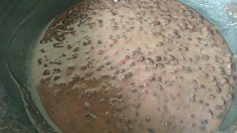 红豆沙雪糕,凉拌均匀后就是红豆沙雪糕糊,放凉备用。