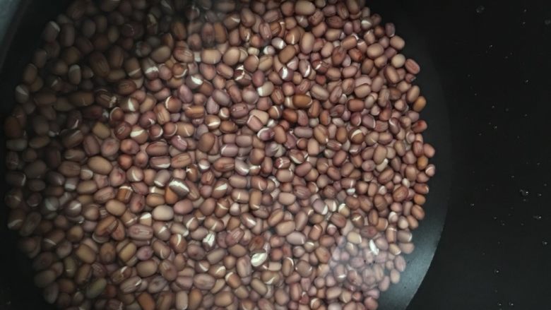 红豆沙雪糕,泡发后的红豆,洗净后倒入电压锅,加入适量水,水刚好淹过红豆为准,开启电压锅蹄豆功能,煮30分钟左右,煮得红豆烂煮为止。