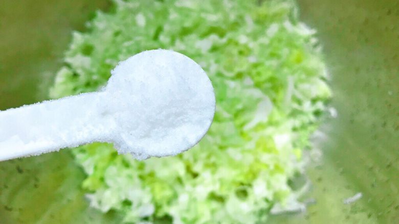 白菜肉末饺子,放在盆中,按口味放小匙盐。