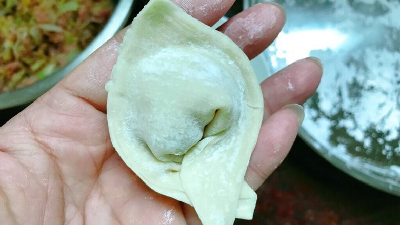 白菜肉末饺子,再折一下,成这个形状。