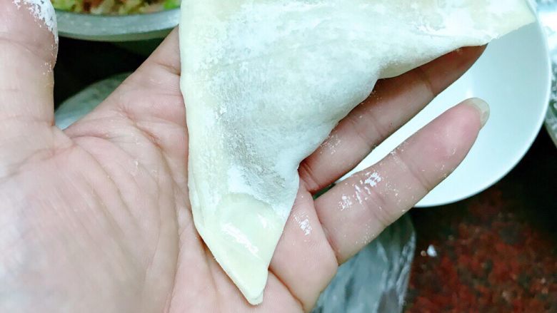 白菜肉末饺子,合上,捏紧。