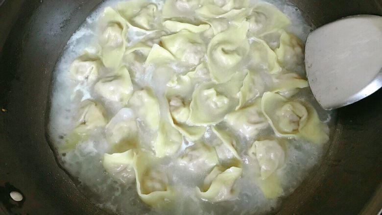 白菜肉末饺子,煮开后放碗冷水,再继续煮开,煮至水饺熟透即可。