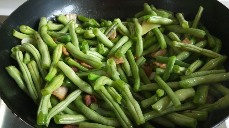 新文美食  豆角焖面,倒入豆角煸炒均匀。