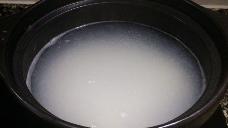 瑶柱鸡丝粥,砂锅加5到8碗水烧开,我一般用6碗水。
再倒入大米同煮,重新烧开后转小火慢煮30分钟。
不时用汤勺搅一下锅底,以免粘底。