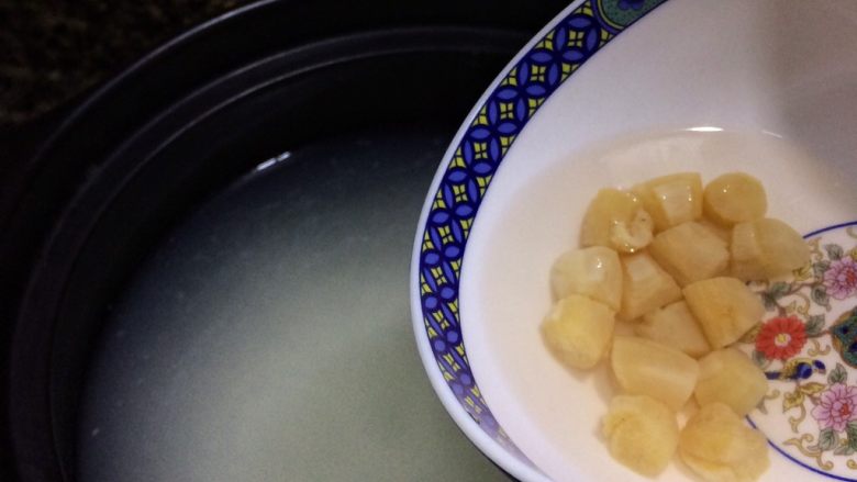 瑶柱鸡丝粥,过十分钟后,倒入瑶柱和泡瑶柱的水。
