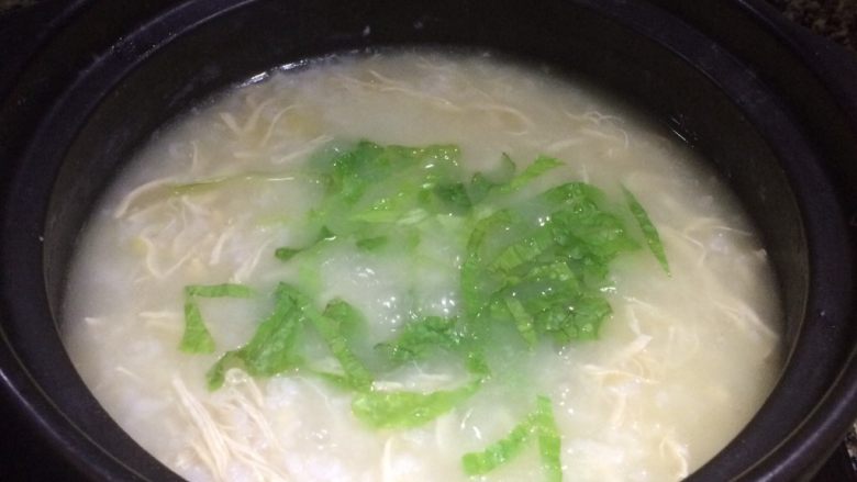 瑶柱鸡丝粥,放生菜丝滚一下。
断生即可,不可煮久。