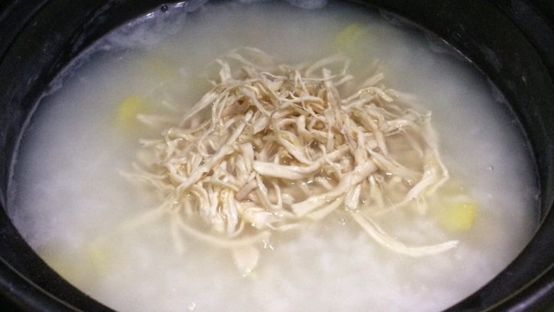 瑶柱鸡丝粥,30分钟后,放入鸡丝煮几分钟。
如果是拿来做小孩辅食,可切成肉末,煮2、3分钟即可。