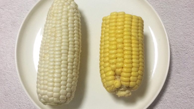 小孩零食&减肥加餐: 甜玉米牛奶糕,这次用冰糖玉米与甜玉米搭配,主要是想丰富一下糕点的颜色。有黄色的甜玉米点缀一下会更好看。