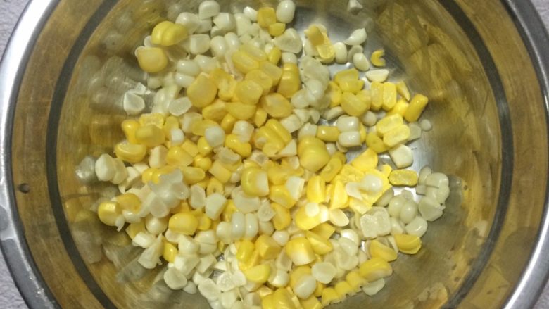 小孩零食&减肥加餐: 甜玉米牛奶糕,用刀削玉米粒,两种玉米共90克左右。
其实只用任意一种玉米都没问题,随自己喜欢。