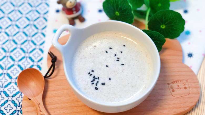 宝宝辅食——香蕉燕麦奶糊,表面撒几个黑芝麻做装饰就可以享用啦