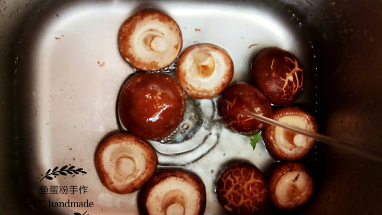 油焖香菇,把香菇清洗干净,我习惯把香菇先冲洗两次,然后浸泡约30分钟。香菇的表面很容易粘上一点脏东西,洗的时候要弄干净。