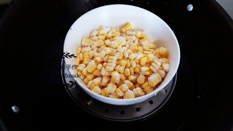 黄金玉米烙, 把玉米粒隔水蒸熟,不用封保鲜膜,碗里有水也没问题,等一下也需要玉米粒有水份在表面。