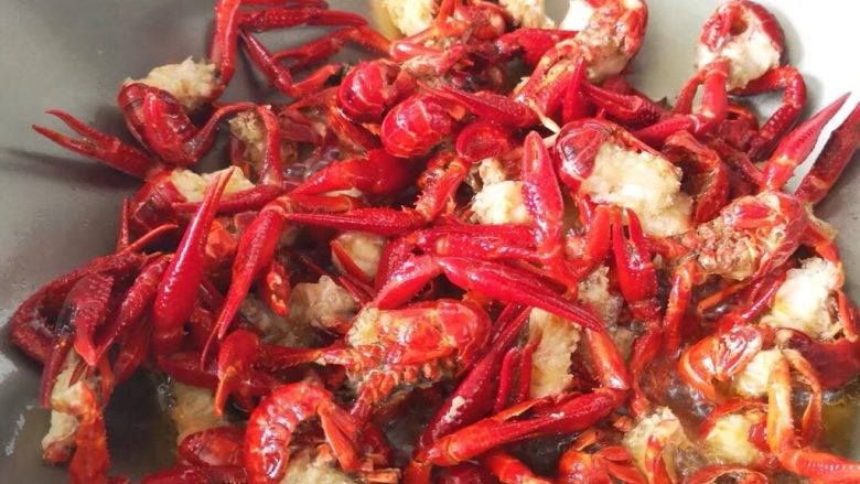 口味虾,龙虾洗干净，清理龙虾身上不吃的东东后，茶油炸虾🍤，虾红，另外装盘；魔芋过水另外装盘。
