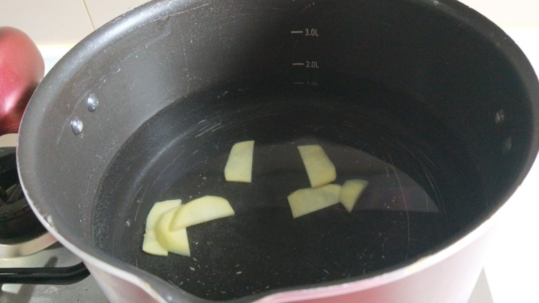 羊肉冬瓜汆丸子,锅中放入半锅水烧开,放入姜片,冬瓜一起煮软。