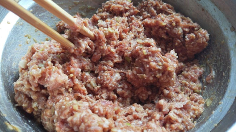 羊肉冬瓜汆丸子,搅拌均匀,在往一个方向搅拌。