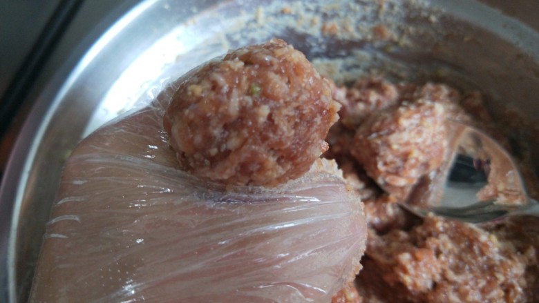 羊肉冬瓜汆丸子,戴上一次性手套用虎口挤出肉丸子,