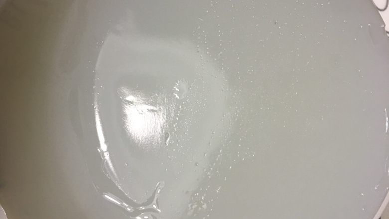 麻将凉粉,七八个小时之后,倒扣脱模,粉晶莹剔透