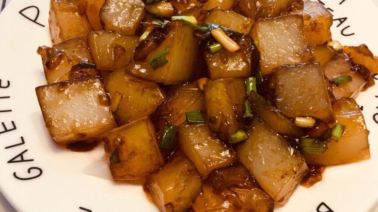 麻将凉粉,隔夜的凉粉没有那么嫩了可以用来炒,像日常炒菜一样,放调料,味道超级棒!