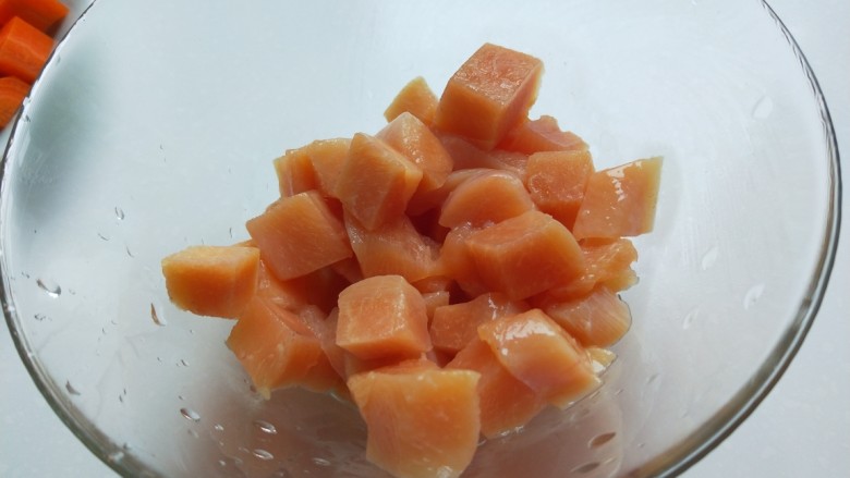 新文美食 家常宫爆鸡丁,切好放入碗中。