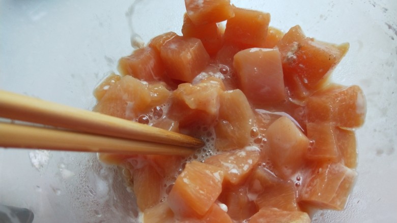 新文美食 家常宫爆鸡丁,搅拌均匀腌制半小时。