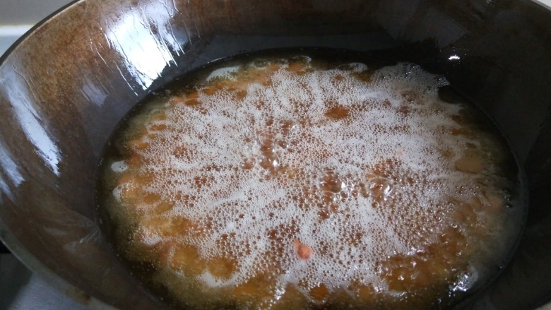 新文美食 家常宫爆鸡丁,锅中放适量油烧热,倒入<a style='color:red;display:inline-block;' href='/shicai/ 4262'>花生米</a>。