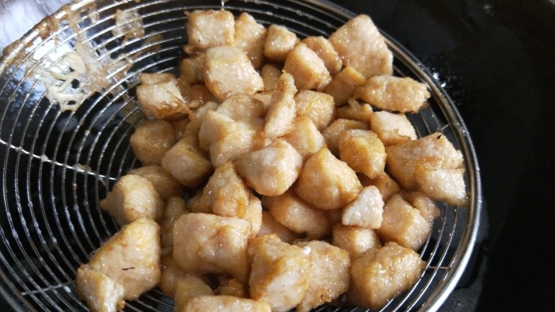 新文美食 家常宫爆鸡丁,在下油锅过一下油捞出来备用。