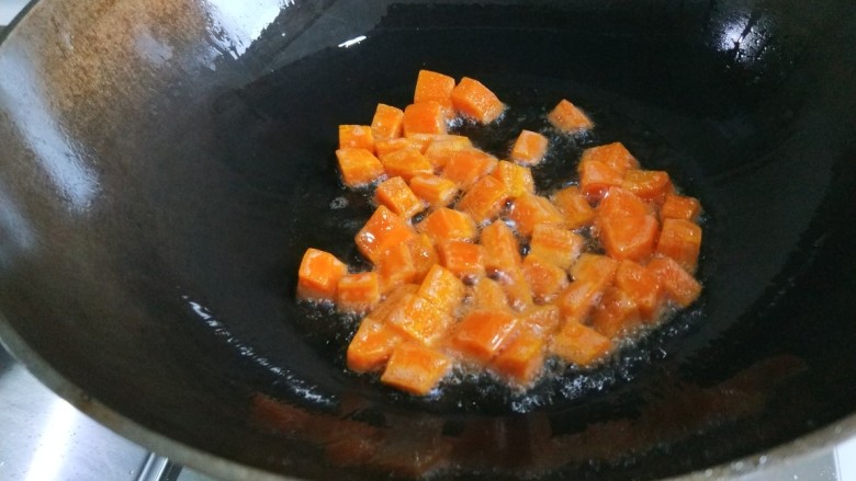 新文美食 家常宫爆鸡丁,锅中留下少量油煸炒胡萝卜。