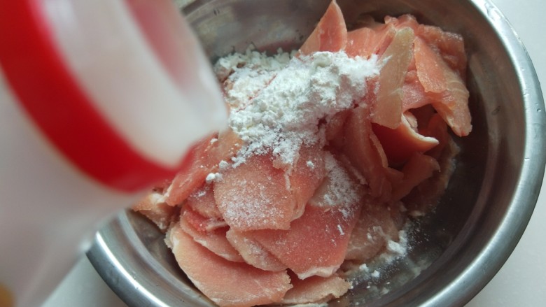 家常水煮肉片,倒入15克料酒。