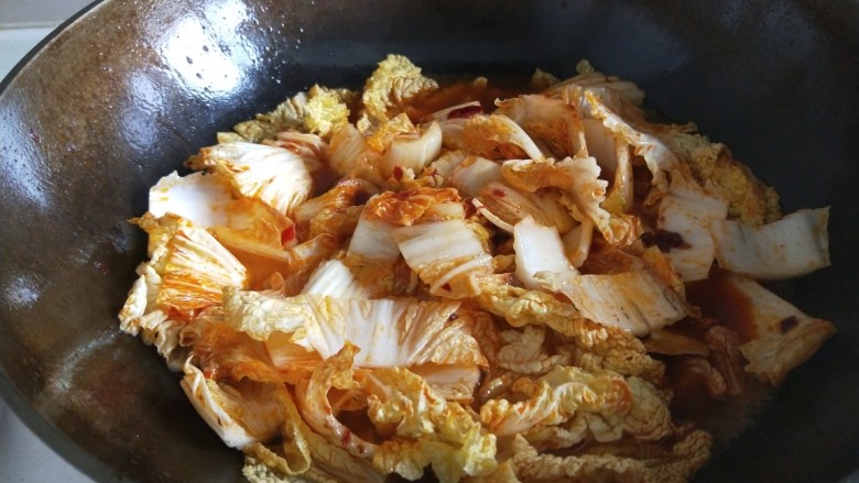 家常水煮肉片,倒入<a style='color:red;display:inline-block;' href='/shicai/ 140'>娃娃菜</a>炒均匀加入适量开水煮软。