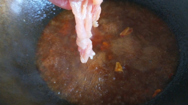 家常水煮肉片,在把肉片放入汤汁煮熟。
