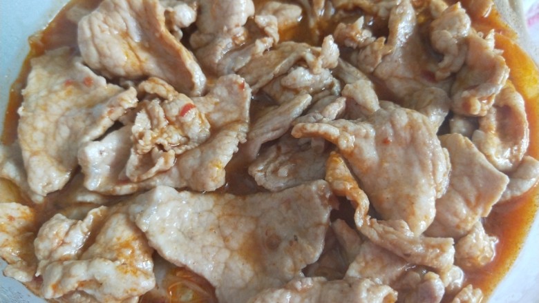 家常水煮肉片,在把肉捞出来放入白菜上面。