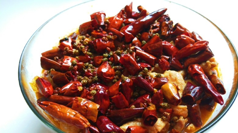 家常水煮肉片,麻椒,辣椒提前炸制好,在放入肉片一层。