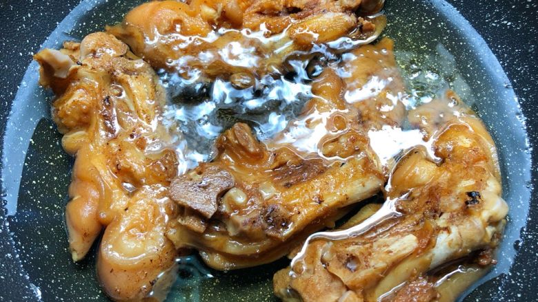 椒盐猪蹄,锅里放入500ml油,油不要太热的时候放入猪蹄,皮朝下,盖上盖子,中火炸制(记得一定要盖上盖子炸,要不然会爆油哦)