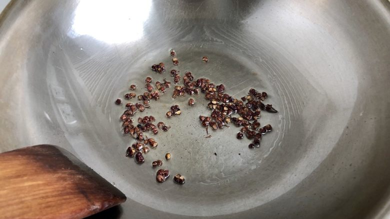米饭杀手系列➕肉末干煸豆角,热锅后转小火加入适量食用油,加入少许花椒,炸出香味后捞出花椒留底油