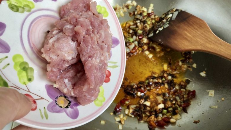 米饭杀手系列➕肉末干煸豆角,加入肉末,煸炒到肉末分散出油