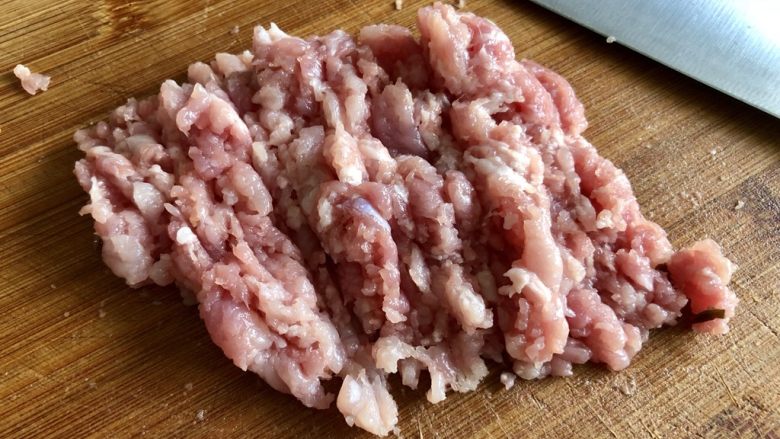 米饭杀手系列➕肉末干煸豆角,炸豆角时我们可以一边看火一边准备肉末。猪腿肉去皮,剁成肉末备用