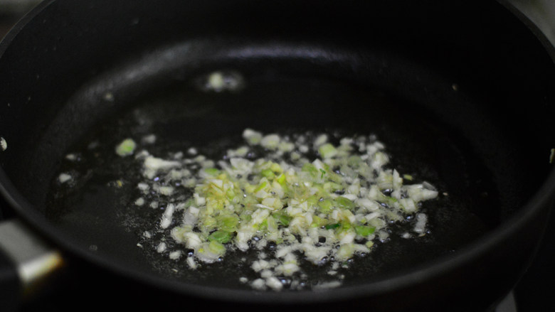 胡萝卜木耳炒鸡蛋,用锅里的底油爆香葱姜蒜沫