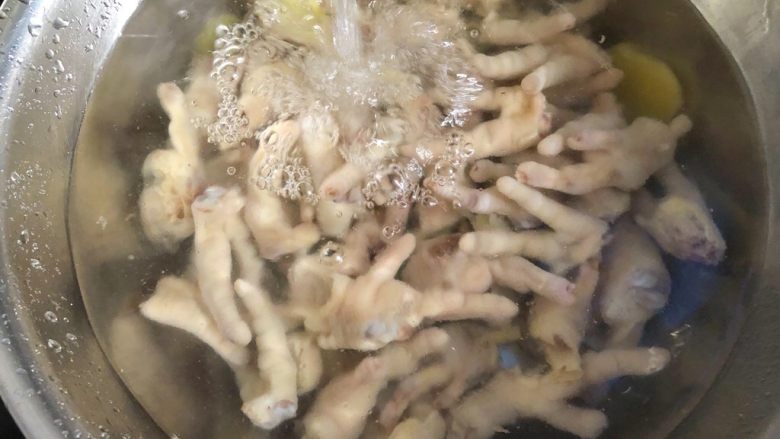 红油酸辣鸡爪,倒入盆里冲洗干净,凉水浸泡半个小时,浸泡好沥水待用