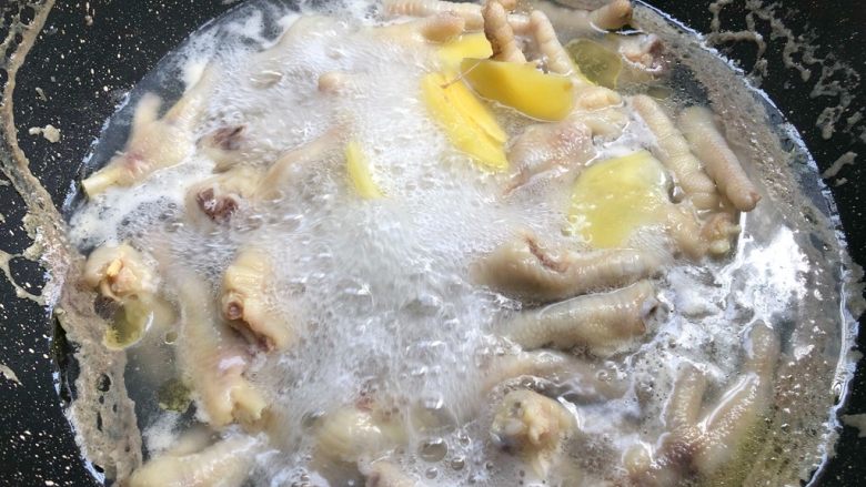 红油酸辣鸡爪,鸡爪煮出血末,关火