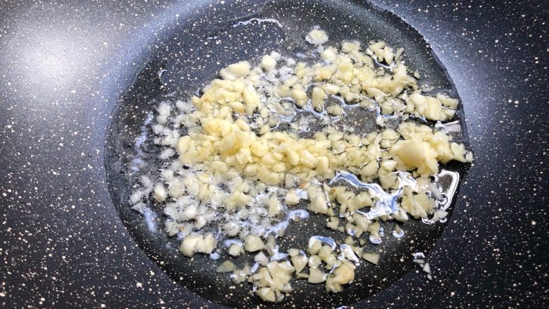红油酸辣鸡爪,锅里放入少许油,放入蒜末炒香