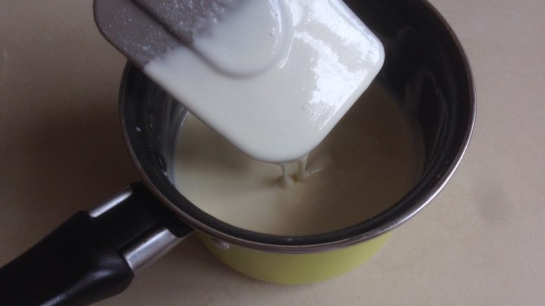 蔓越莓牛奶雪糕,煮至冒小泡泡变浓稠了,立即关火