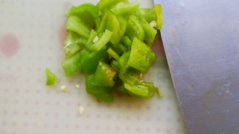 扇贝黄瓜,辣椒切小块,备用