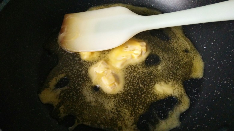 海苔多多~牛扎饼干,<a style='color:red;display:inline-block;' href='/shicai/ 887'>黄油</a>入锅融化,小火加热就可以