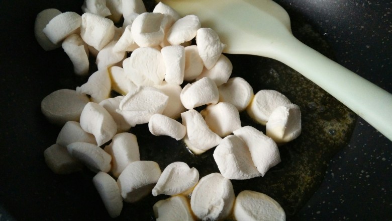 海苔多多~牛扎饼干,棉花糖颗粒放进去,还是小火翻炒