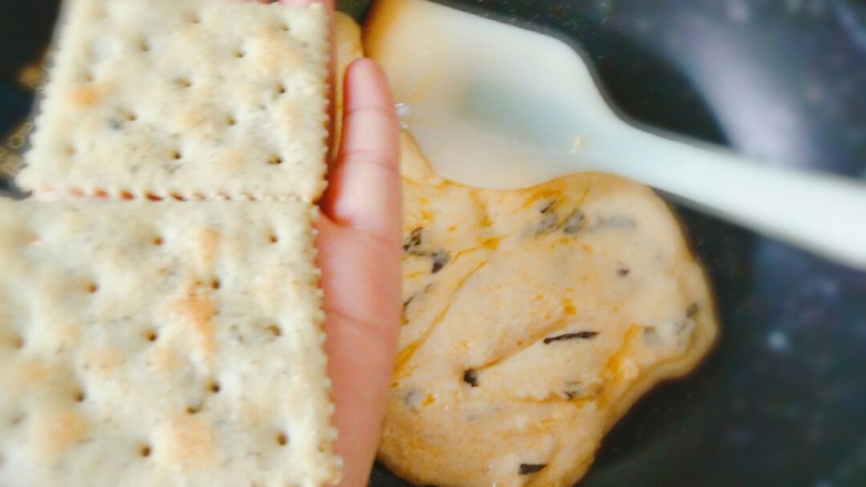 海苔多多~牛扎饼干,关火了吧,取两片饼干