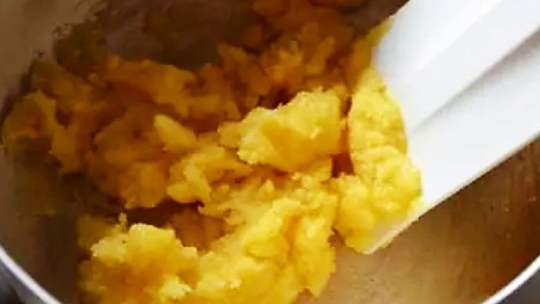 日式海绵蛋糕,快速加入过筛的低筋粉,拌匀