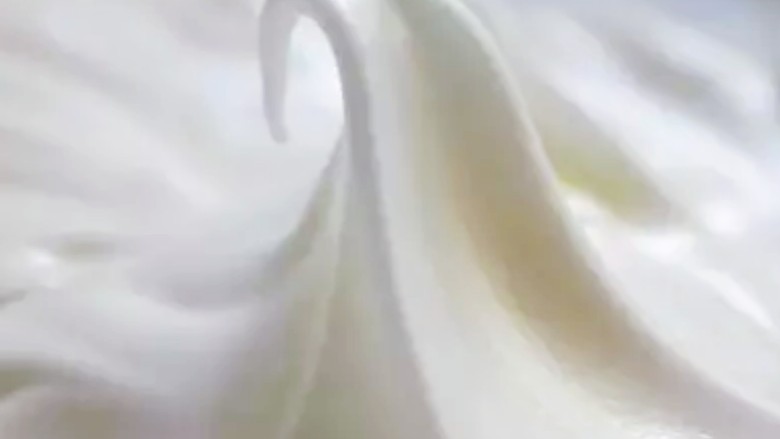 日式海绵蛋糕,蛋清加两滴柠檬汁,分三次加入细砂糖,打发至湿性发泡,提起打蛋器能行成漂亮的弯勾即可