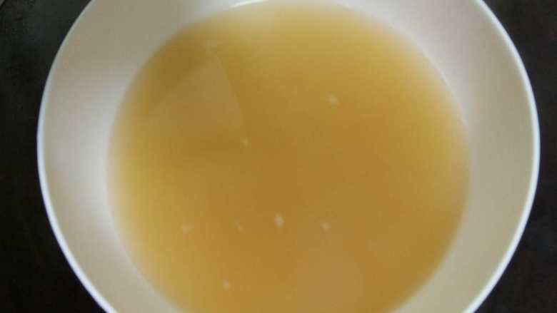 凉皮新吃,煮牛肉的汤加<a style='color:red;display:inline-block;' href='/shicai/ 768'>香醋</a>搅匀冷却(没有的可以加鸡粉或是牛肉粉来调味)