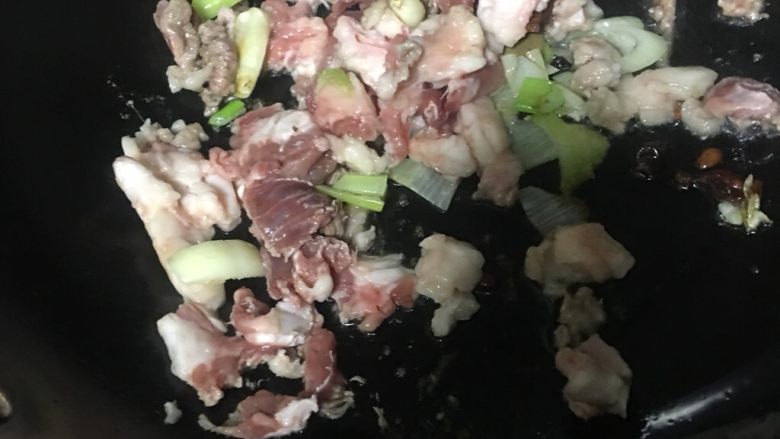 仔姜牛腩
,放入牛肉翻炒,加酱油、蚝油、糖、十三香的调味料